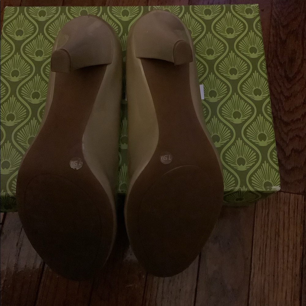 New Gianni Bini tan heels size 7.5 never worn.